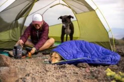 Saco De Dormir Para Perros "Highlands" Ruffwear -Mascotas Productos Tienda web 10601 highlands sleeping bag huckleberry blue steens mountain 01 1024x1024